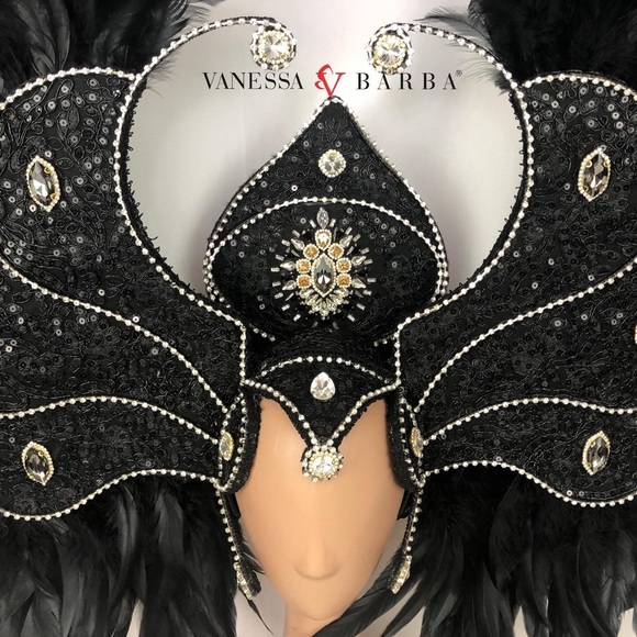 Very detail with real feathers, designed by Vanessa Barba a well known designer! - Picture 11 of 16